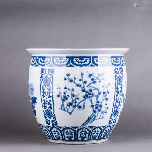 A LARGE BLUE AND WHITE PORCELAIN JAR, QING DYNASTY