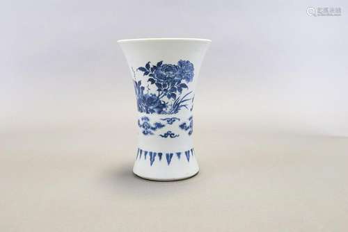 A CHINESE BLUE & WHITE FLORAL VASE, SHUNZHI PERIOD