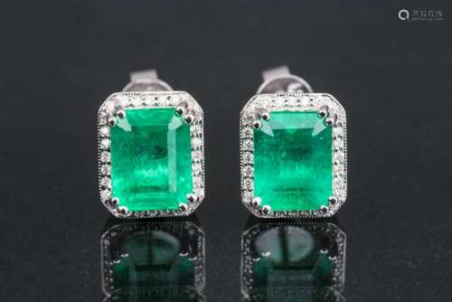 A PAIR OF DIAMOND AND EMERALD EARRINGS, IAS CERTIFIED