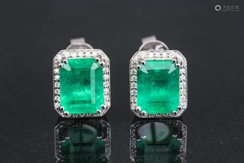 A PAIR OF DIAMOND AND EMERALD EARRINGS, IAS CERTIFIED