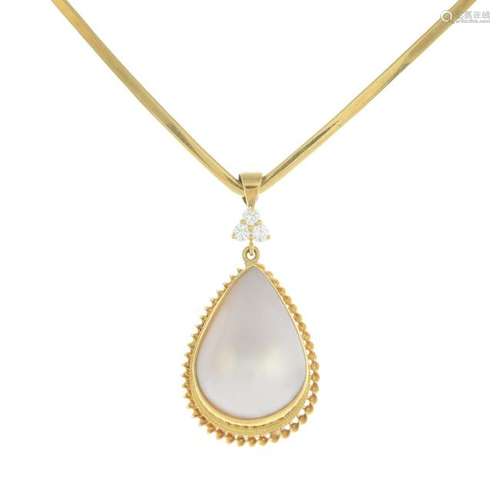 An 18ct gold collar, suspending a mabe pearl and