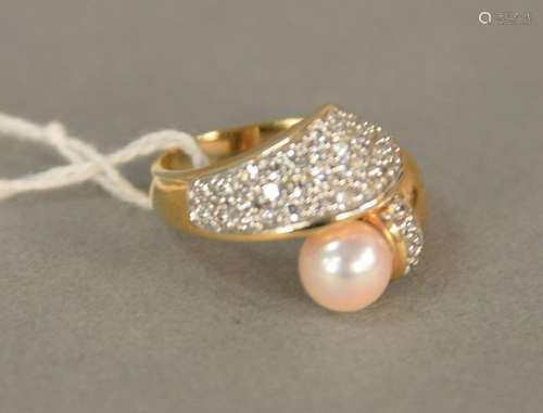 14K gold ring set with pearl and diamond melee, total