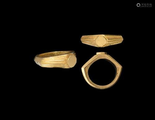 Roman Military Gold Ring with Ribbed Shoulders