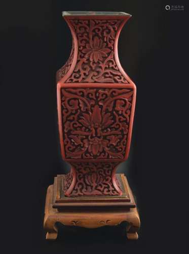 CHINESE QING PERIOD CINNEBAR LACQUERED VASE