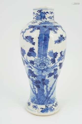 18TH-CENTURY CHINESE BLUE AND WHITE VASE