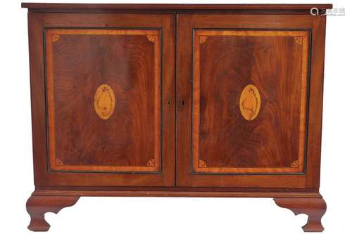 GEORGIAN MAHOGANY AND SATINWOOD DRINKS CABINET