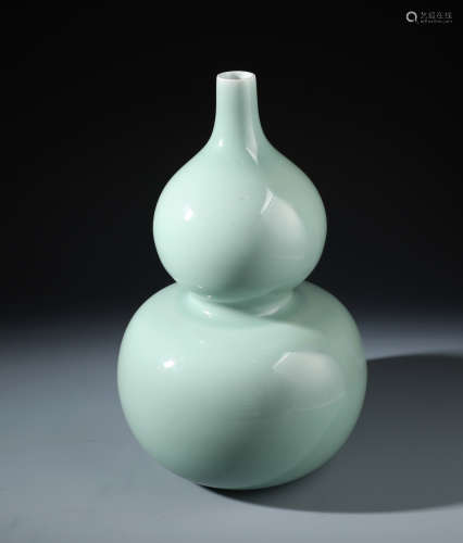 A Fine Chinese Celadon Glazed Double Gourd Vase