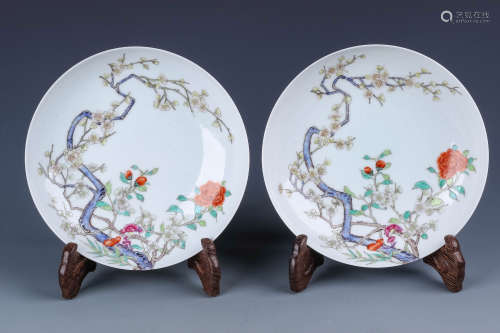  A Pair of Chinese Famille-Rose Porcelain Plates