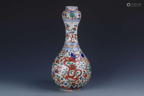  A Chinese Wu-Cai Porcelain Vase