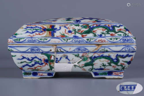 A Chinese Wu-Cai Porcelain Box with Cover