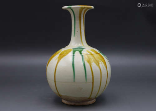A Chinese San-Cai Porcelain Vase