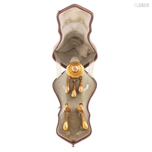 A Ladies Victorian Brooch & Earrings in 22K Gold