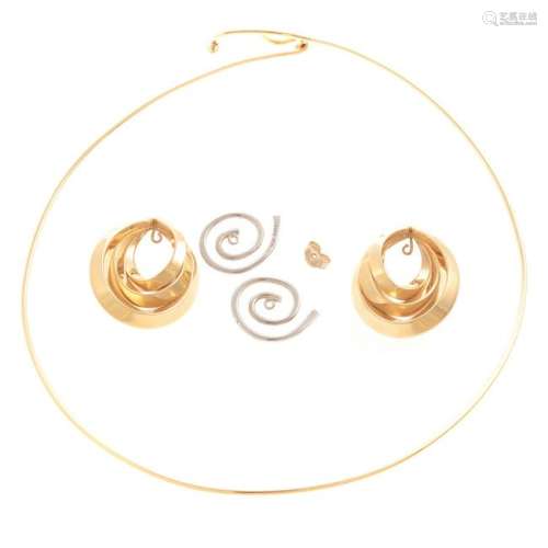 A Ladies 14K Gold Necklace & Earring Jackets