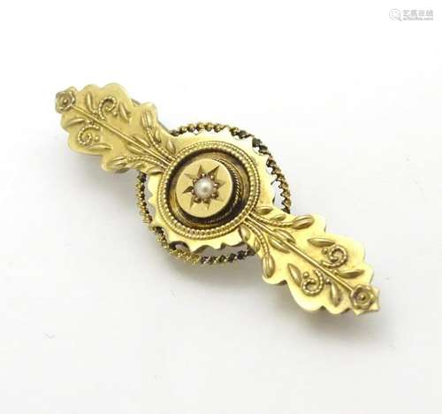 A Victorian 15ct gold brooch set with central pearl. 1