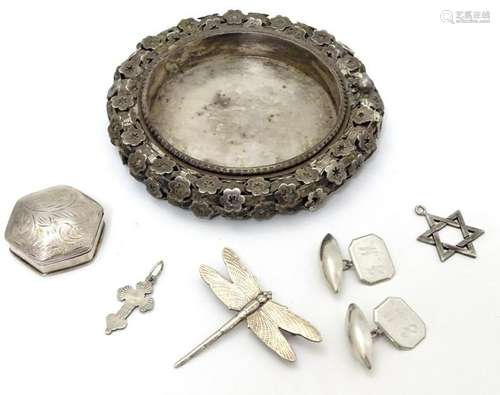 Assorted items including a silver brooch formed as a