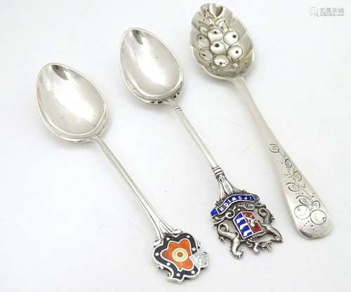 2 silver commemorative teaspoons. Together with a berry