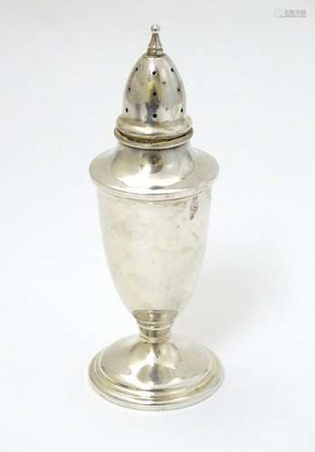 An American silver pepperette approx 4 3/4'' high (32g)