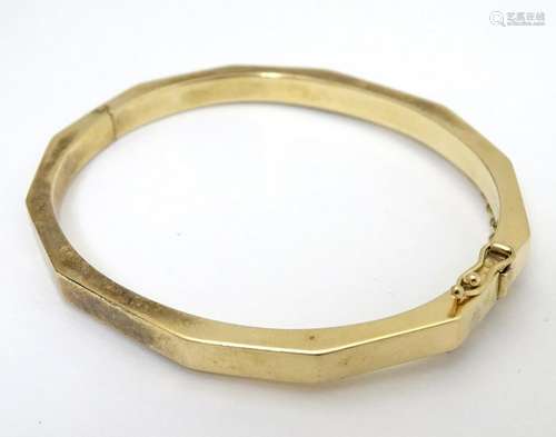 A 9ct gold bangle bracelet. (11g)