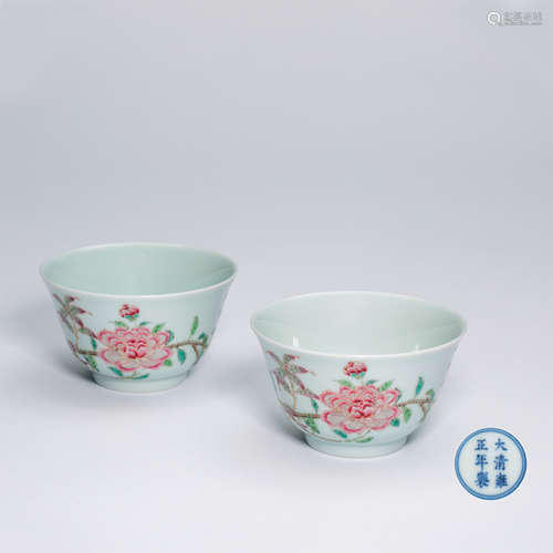 PAIR OF CHINESE PORCELAIN FAMILLE ROSE FLOWER CUPS