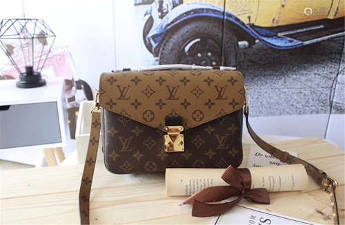 LOUIS VUITTON POCHETTET METIS SHOULDER BAG