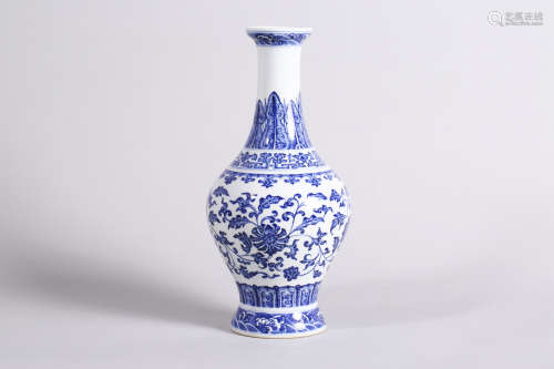  A Chinese Blue and White Porcelain Vase